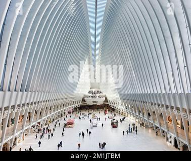 Vue panoramique sur le terminal de train blanc, propre et moderne, rempli de touristes et donnant sur la ville de New York Banque D'Images