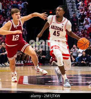 10 décembre 2022 Las Vegas, Nevada, États-Unis Le garde d'Arizona Cedric Henderson Jr. (45) cherche à passer le ballon pendant le NCAA The Clash Men Basketball jeu entre Arizona Wildcats et l'Indiana Hoosiers. L'Arizona a battu l'Indiana 89-75 au MGM Grand Garden Arena de Las Vegas, Nevada. Thurman James/CSM Banque D'Images
