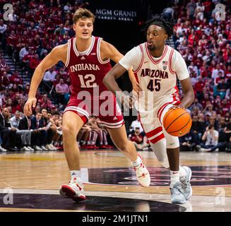 10 décembre 2022 Las Vegas, Nevada, États-Unis Le garde d'Arizona Cedric Henderson Jr. (45) va au panier pendant le NCAA le jeu de basket-ball des hommes Clash entre Arizona Wildcats et l'Indiana Hoosiers. L'Arizona a battu l'Indiana 89-75 au MGM Grand Garden Arena de Las Vegas, Nevada. Thurman James/CSM Banque D'Images