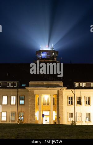 Brunswick, Allemagne. 12th décembre 2022. Le bâtiment principal de l'aéroport Braunschweig-Wolfsburg en soirée avec tour sur le toit. Credit: Michael Matthey/dpa/Alay Live News Banque D'Images