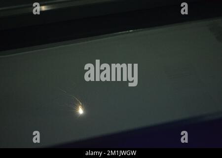 L'imprimante 3D imprime l'objet à partir de poudre métallique. Le métal est fritté sous laser en forme de 3D dans la chambre de travail. Friteuse laser pour métal. Travail robotique. Additif de fabrication métal 3D imprimante Banque D'Images