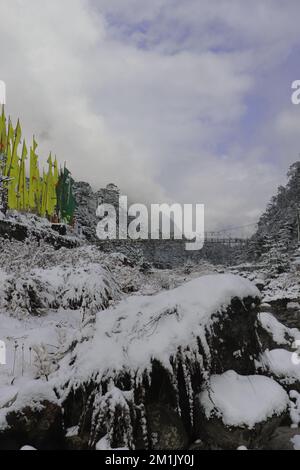 vallée de yumthang enneigée et drapeaux de prière bouddhistes en hiver, la vallée pittoresque est située dans le nord de sikkim, entourée par l'himalaya en inde Banque D'Images