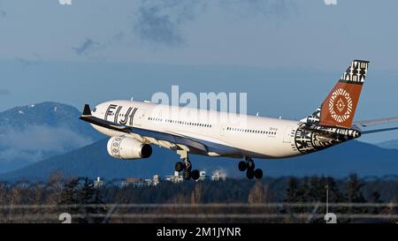 Richmond, Colombie-Britannique, Canada. 12th décembre 2022. Un avion de ligne Airbus A330-200 de Fiji Airways (DQ-FJU) atterrit à l'aéroport international de Vancouver. (Image de crédit : © Bayne Stanley/ZUMA Press Wire) Banque D'Images