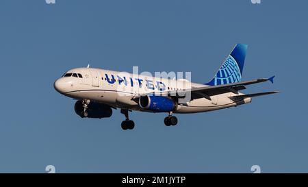 Richmond, Colombie-Britannique, Canada. 12th décembre 2022. Un avion de ligne Airbus A319 de United Airlines (N848UA) aéroporté sur l'approche finale pour atterrir à l'aéroport international de Vancouver. (Image de crédit : © Bayne Stanley/ZUMA Press Wire) Banque D'Images