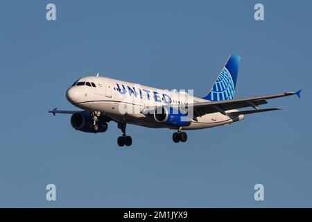 Richmond, Colombie-Britannique, Canada. 12th décembre 2022. Un avion de ligne Airbus A319 de United Airlines (N848UA) aéroporté sur l'approche finale pour atterrir à l'aéroport international de Vancouver. (Image de crédit : © Bayne Stanley/ZUMA Press Wire) Banque D'Images