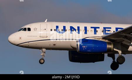 Richmond, Colombie-Britannique, Canada. 12th décembre 2022. Un avion de ligne Airbus A319 de United Airlines (N848UA) aéroporté sur l'approche finale pour atterrir à l'aéroport international de Vancouver. (Image de crédit : © Bayne Stanley/ZUMA Press Wire) Banque D'Images