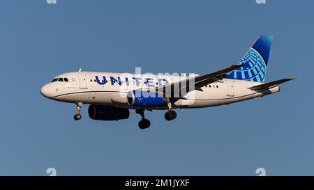 Richmond, Colombie-Britannique, Canada. 12th décembre 2022. Un avion de ligne Airbus A319 de United Airlines (N848UA) aéroporté sur l'approche finale pour atterrir à l'aéroport international de Vancouver. (Image de crédit : © Bayne Stanley/ZUMA Press Wire) Banque D'Images