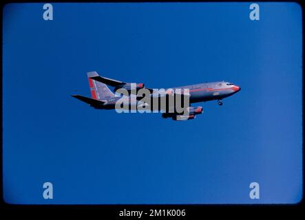 American Airlines Boeing 720 en vol , avions, compagnies aériennes, American Airlines. Collection Edmund L. Mitchell Banque D'Images