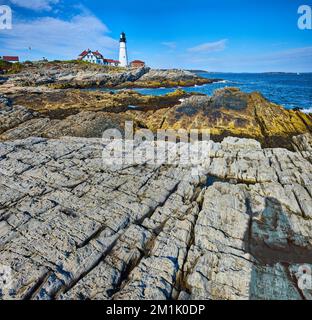 Côtes rocheuses sans fin du Maine avec beau phare blanc Banque D'Images