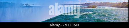 Vue panoramique sur les chutes Horseshoe de près et les chutes brumeuses des chutes Niagara Banque D'Images
