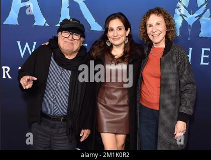 Los Angeles, États-Unis. 12th décembre 2022. Danny DeVito, Lucy DeVito et Rhea Perlman marchent le tapis rouge à la première américaine de 20th Century Studios "Avatar: The Way of Water" au Dolby Theatre de Los Angeles, CA sur 12 décembre 2022. (Photo de Scott Kirkland/Sipa USA) crédit: SIPA USA/Alay Live News Banque D'Images