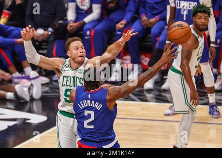 Los Angeles, Californie, États-Unis. 12th décembre 2022. Los Angeles Clippers forward Kawhi Leonard (2) passe la balle sous la pression de Boston Celtics forward Blake Griffin (91) lors d'un match de basketball NBA lundi, 12 décembre 2022, à Los Angeles. (Image de crédit : © Ringo Chiu/ZUMA Press Wire) Banque D'Images