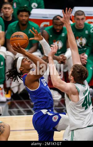 Los Angeles, Californie, États-Unis. 12th décembre 2022. La garde des Clippers de Los Angeles Terance Mann (14) prend des photos contre le centre des Celtics de Boston Luke Kornet (40) lors d'un match de basket-ball de la NBA lundi, 12 décembre 2022, à Los Angeles. (Image de crédit : © Ringo Chiu/ZUMA Press Wire) Banque D'Images