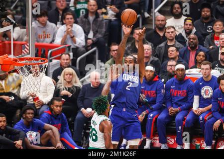 Los Angeles, Californie, États-Unis. 12th décembre 2022. Les amateurs de Los Angeles en avant Kawhi Leonard (2) tire contre le garde des Boston Celtics Marcus Smart (36) lors d'un match de basket-ball NBA lundi, 12 décembre 2022, à Los Angeles. (Image de crédit : © Ringo Chiu/ZUMA Press Wire) Banque D'Images