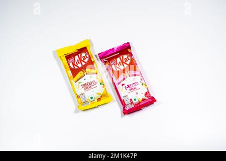 Nestle Kit-Kat Mango et mélanger la saveur des fruits sur fond blanc. Banque D'Images