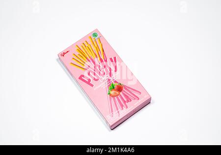 Une boîte de biscuits aux saveurs de fraise Pocky sur fond blanc. Banque D'Images