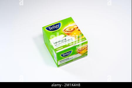 Une boîte de thé vert Tetley sur fond blanc. Banque D'Images