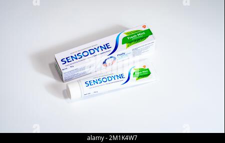 Sensodyne Fresh Mint est un dentifrice quotidien au fluorure qui aide à protéger contre la sensibilité des dents. Banque D'Images