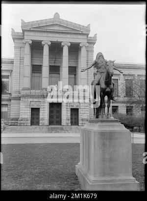 Statue « appel au Grand Esprit », Musée des Beaux-Arts, Boston, Massachusetts. , Sculpture, Sculpture publique, Musée des Beaux-Arts, Boston. Collection Leon Abdalian Banque D'Images