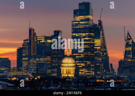 Londres, Royaume-Uni, 13th décembre 2022. L'aube commence à apparaître derrière la Cité de Londres et Westminster Banque D'Images