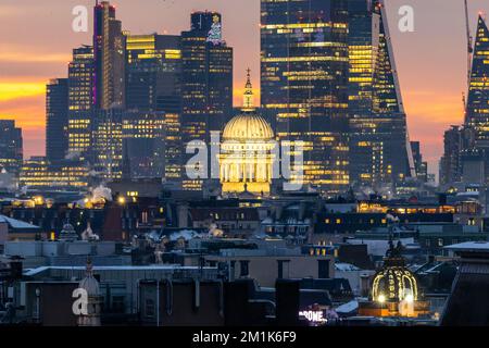 Londres, Royaume-Uni, 13th décembre 2022. L'aube commence à apparaître derrière la Cité de Londres et Westminster Banque D'Images