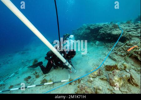 Un archéologue sous-marin aérolevant sur l'ancien port de l'âge de bronze découvert à Bozburun Marmaris Turquie. Banque D'Images
