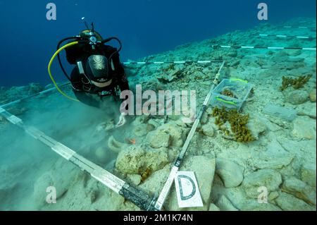 Un archéologue sous-marin aérolevant sur l'ancien port de l'âge de bronze découvert à Bozburun Marmaris Turquie. Banque D'Images