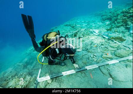Un archéologue sous-marin aérolevant sur l'ancien port de l'âge de bronze découvert à Bozburun Marmaris Turquie. Banque D'Images