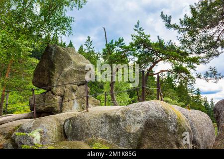 Un point de vue et une falaise rocheuse appelée Skaly Huyckie dans les montagnes de Sokole, en Pologne Banque D'Images