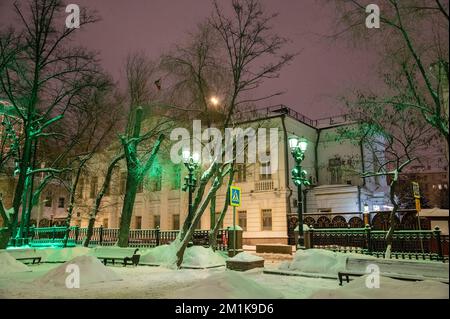 Moscou, Russie - 7 décembre 2022 : Ambassade iranienne à Moscou. Rues enneigées et maisons de Moscou froide et d'hiver Banque D'Images