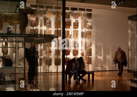 Londres, Royaume-Uni. 13th décembre 2022. Visiteurs au British Museum à Londres visitez les bronzes du Bénin dans la galerie Afrique (photo de Jay Shaw Baker/NurPhoto)0 crédit: NurPhoto/Alamy Live News Banque D'Images