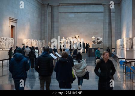 Londres, Royaume-Uni. 12th décembre 2022. Les visiteurs du monde entier visitent la galerie Parthénon du musée britannique de Londres (photo de Jay Shaw Baker/NurPhoto)0 crédit: NurPhoto/Alamy Live News Banque D'Images