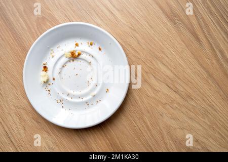 Chapelure brune sur une assiette ronde blanche, vue de dessus Banque D'Images