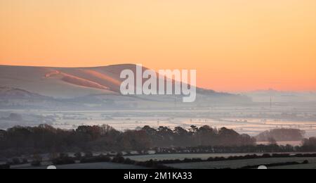 Morning brumeux décembre lever du soleil sur le mont Caburn depuis Kingston Ridge, au sud à l'est du Sussex, au sud-est de l'Angleterre Banque D'Images