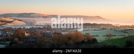 Kingston près de l'église de Lewes St Pancras prenant le lever du soleil sur une matinée glaciale de décembre de Kingston Ridge vers le sud à l'est du Sussex, au sud-est de l'Angleterre Banque D'Images