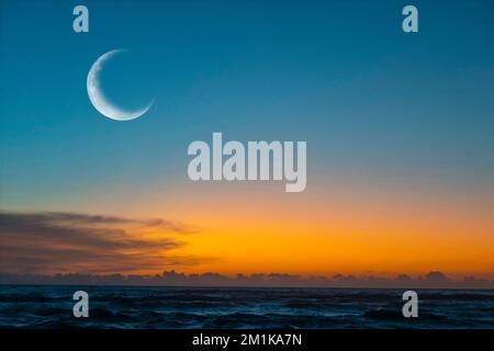 Nouvelle lune ou Сrescent au-dessus de l'océan. Demi-lune sur ciel nocturne lumineux, espace pour le texte Banque D'Images