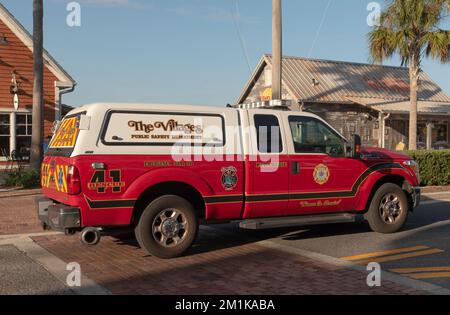 Les villages, Floride, Etats-Unis. 2022. Véhicule de secours rouge du ministère de la sécurité publique garé sur la route. Banque D'Images