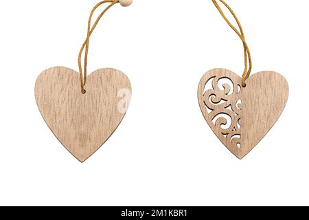 Deux coeurs en bois avec corde, ornement sculpté sur fond blanc isolé. Elément de conception. Saint Valentin Banque D'Images