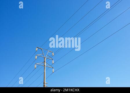 Ligne électrique et ciel clair dans la province de Saragosse, Aragon en Espagne. Banque D'Images