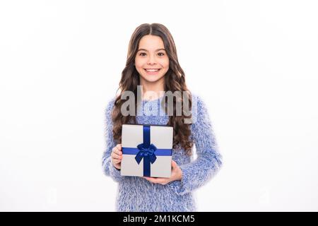 L'adolescence fête son anniversaire. Une adolescente porte un chandail d'hiver, célébrant les vacances de noël sur fond blanc de studio. Joyeux Noël Banque D'Images