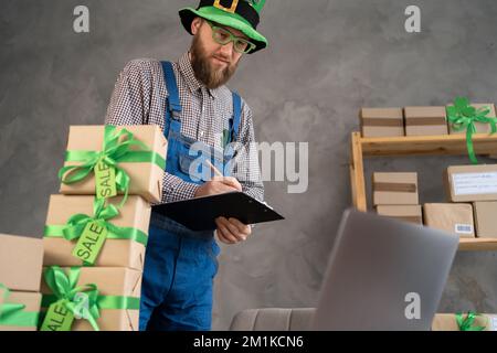 Démarrage de petites entreprises propriétaires de PME les entrepreneurs masculins utilisent un ordinateur portable ou un ordinateur portable pour recevoir des commandes en ligne pour se préparer à emballer des boîtes, vendre à des clients Banque D'Images