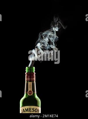 Moscou, Russie - 10 décembre 2022 : flacon de whisky Jameson sur fond sombre avec fumée Banque D'Images