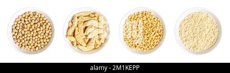 Graines de soja séchées et curls de soja, granulés et farine, dans des bols blancs. Graines de la légumineuse et graines oléagineuses Glycine max, également connues sous le nom de soja ou soja. Banque D'Images