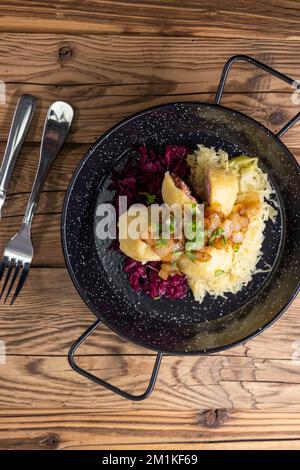 boulettes fourrées de viande fumée servies avec du chou rouge et blanc Banque D'Images