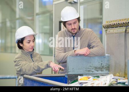 travailleurs dans les installations de récupération de matériaux Banque D'Images