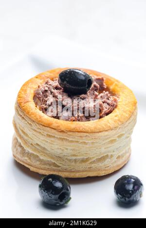 pâte feuilletée fourrée de terrine servie avec des olives noires Banque D'Images