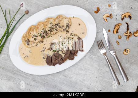 viande de bœuf avec sauce aux champignons crème et boulettes karlsbad Banque D'Images