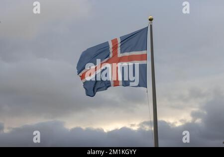 Drapeau islandais soufflant dans le vent à l'extérieur. Début de soirée ciel nuageux en arrière-plan. Blue Lagoon (Blaa Lonid), Islande. Banque D'Images