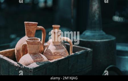 Navires d'argile traditionnels géorgiens pour le vin. Ensemble de cruches à vin traditionnelles géorgiennes en argile. Carafes en argile orientales faites à la main pour le vin Banque D'Images