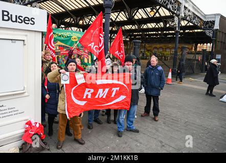 Brighton UK 13th décembre 2022 - membres du syndicat RMT et partisans devant la gare de Brighton ce matin, les dernières grèves ferroviaires ont lieu . : Crédit Simon Dack / Alamy Live News Banque D'Images